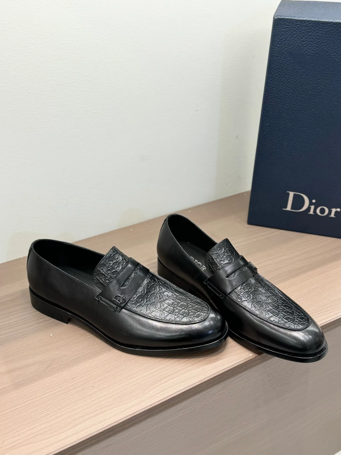 [Dior Dior] Top P: 960💰 Standard code 39-44 (38.45.46 custom-made, non-refundable and non-exchangeable) Dior Dior's latest high-end men's boutique casual leather shoes, the upper is carefully made of black cowhide/open-edge beaded leather/high-mercerized frosted cowhide, the classic silhouette shows elegance, and the upper strap is matched with a metal-coated CD Icon decorative buckle to enhance the style. Comfortable and lightweight, the Italian leather sole features anti-slip rubber inserts. The Blake structured leather sole with anti-slip details showcases Dio*'s exceptional craftsmanship. Elegant and refined, it can be matched with all kinds of suits.